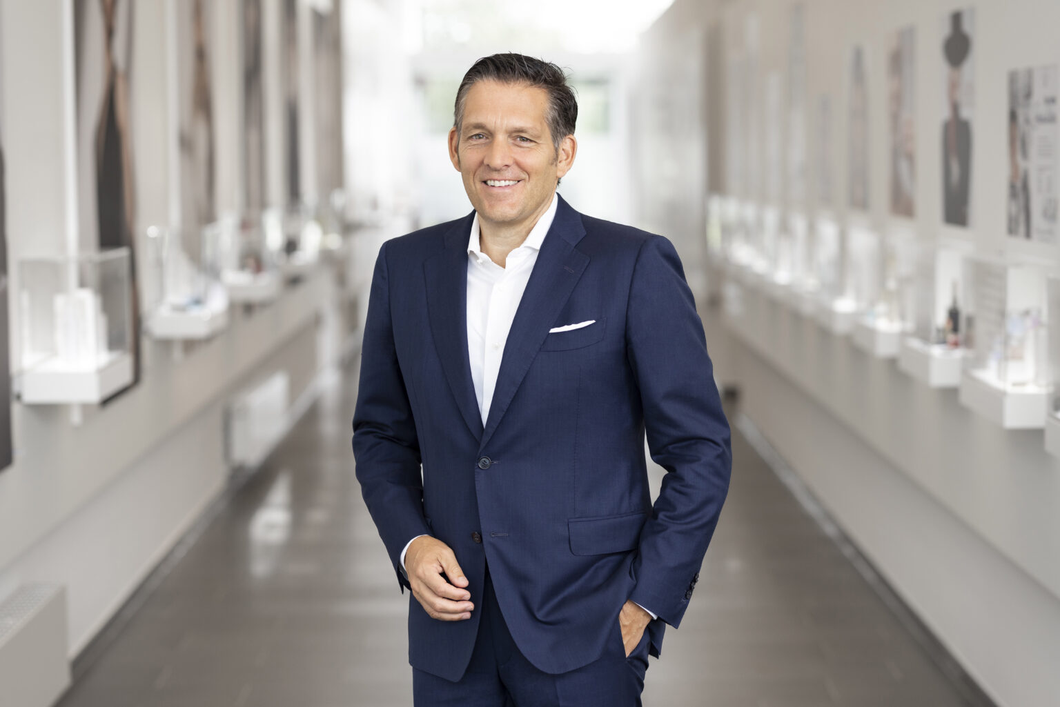 Wer lenkt uns? Dr. Wolff Group