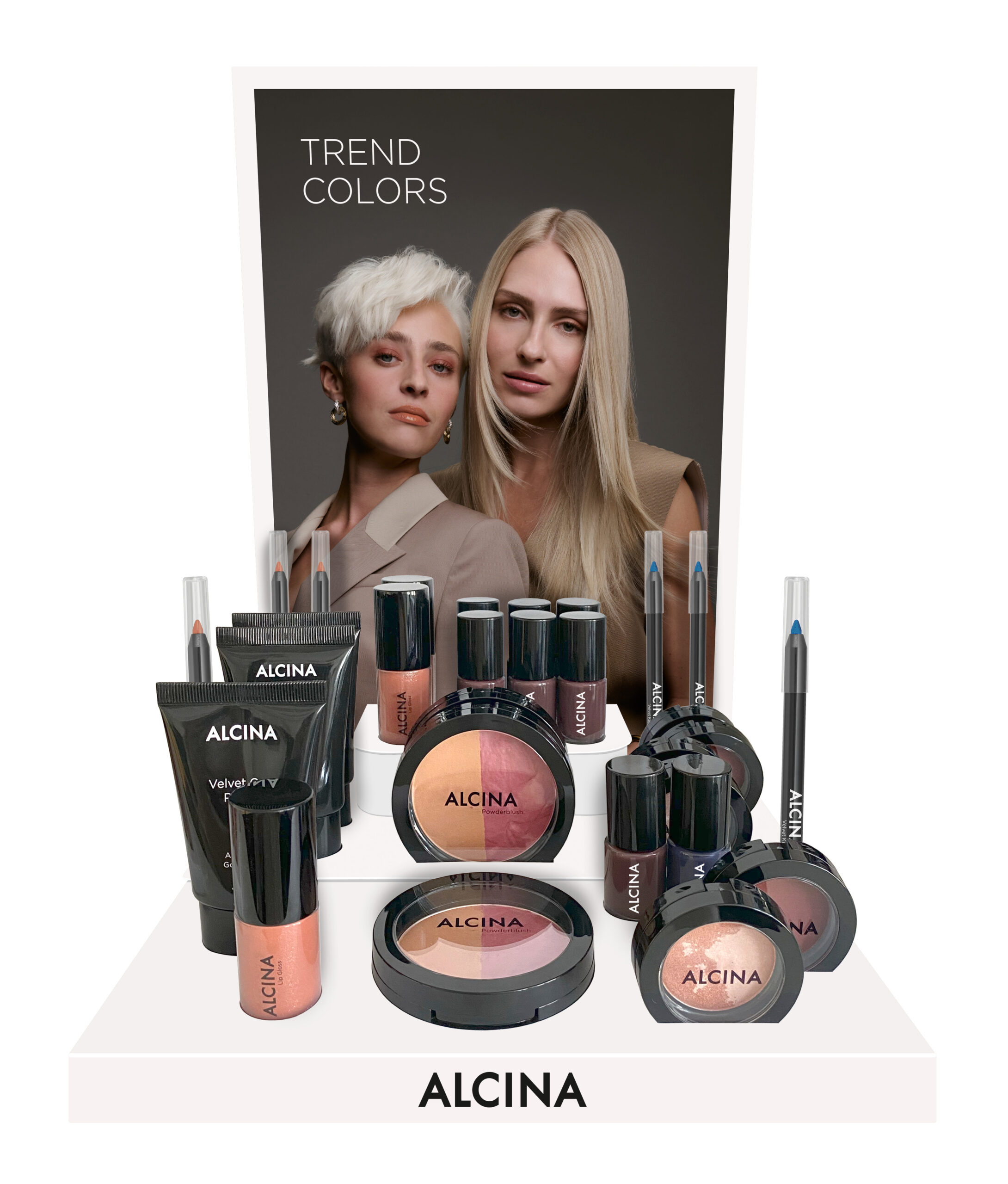 Präsentationsdisplay für das neue ALCINA Make-up Herbst/Winter 26/27, im Hintergrund ein Poster mit zwei Modellen, die die Trend-Looks tragen, im Vordergrund verschiedene dekorative Kosmetikprodukte aus der Kollektion (Foundation, Blush, Lidschatten, Lippen- und Augenprodukte) auf einer weißen Fläche mit ALCINA Logo.